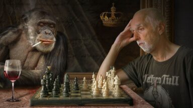 Affe spielt Schach mit Mann